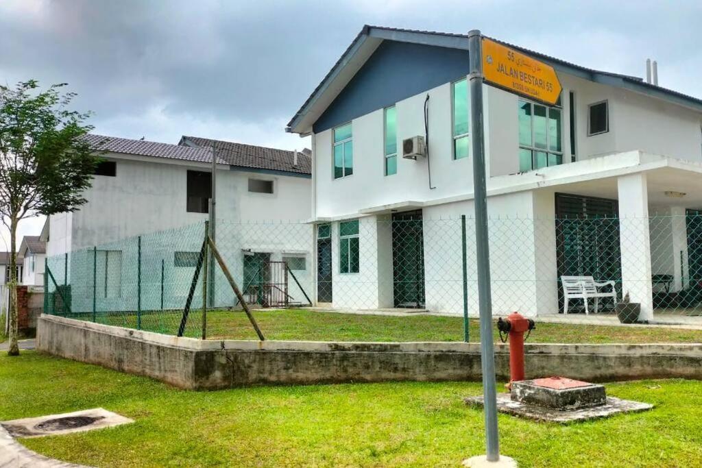 Iris 55 Corner Lot House Spacious Outdoor With Wi-Fi Johor Bahru Exterior photo
